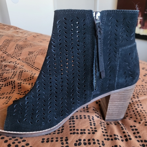 EUC TOMS Majorca Black Suede Cutout Peeptoe Bootie Women 10 - Picture 4 of 12